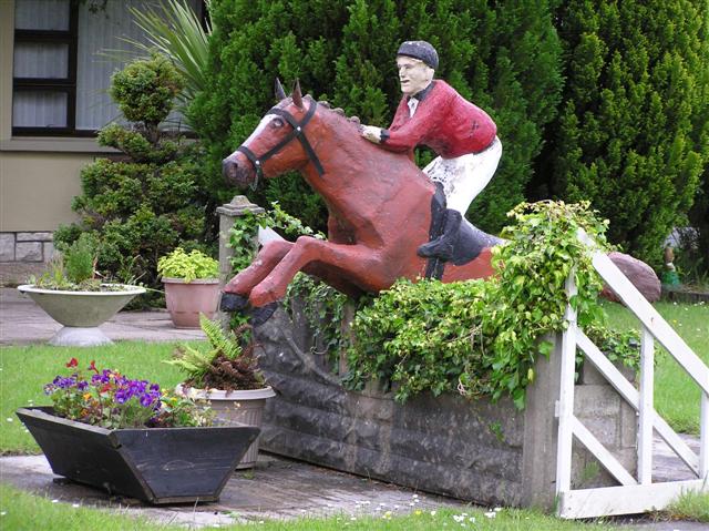 Nahaufnahme eines Sprunghindernisses auf einem Reitplatz